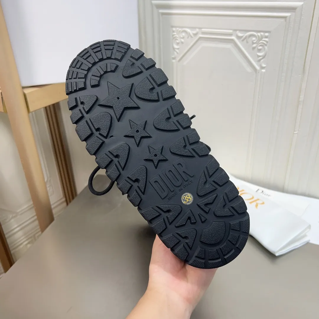 Men's shoes p600! The highest version on the market, Dior Dior's king style snow boots, ski boots, fat and cute, so cute →_→ from the DiorAlps limited series, unique. Shiny nylon Oblique print upper with criss-cross straps for an ideal fit. The technical fabric of the boot shaft, short-cut version, can be worn in the city or in the mountains. It makes the calf slimmer and taller, warm and concave. The boot shaft and sole are made of original waterproof padded lining. The embroidered fabric is original star ⭐ rubber non-slip thick sole and multi-module combination outsole. The size is 35-40. 41Customized